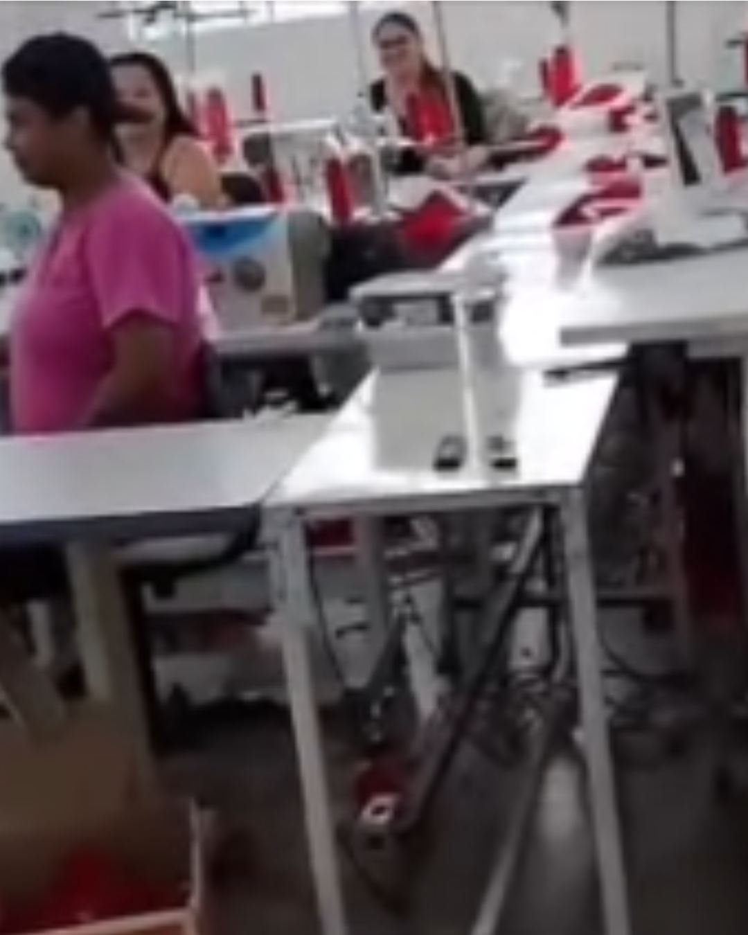 Linha de produção com costureiras em postos de trabalho